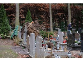 Cmentarne oględziny i porządki po wichurze