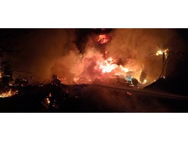 Potężny pożar hali produkcyjnej w Goleniowie. Spłonął magazyn z chemikaliami