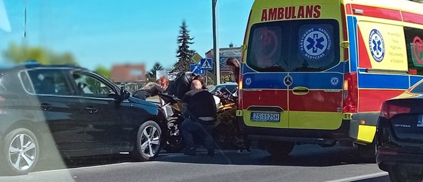 Zderzenie motocykla i samochodu osobowego na ul. Struga
