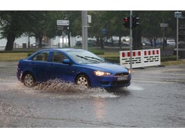 Burze i silne ulewy w Szczecinie. Ulice zalane w wielu miejscach