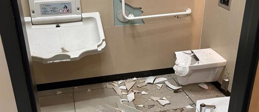Zrobił demolkę w łazience. 40-latek zatrzymany za dewastację stacji benzynowej