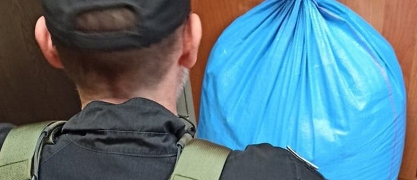 Kontrabanda w bagażniku. Worek pełen tytoniu