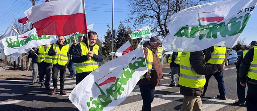 Rolnicy blokowali DK10 w Krąpieli. Protest przeciw rosnącym kosztom i polityce rolnej