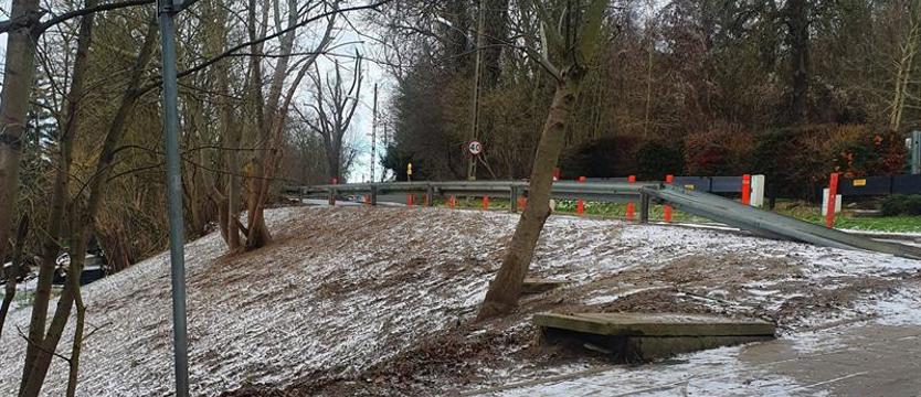 Mur na mur (beton). Zabezpieczenie skarpy i drogi