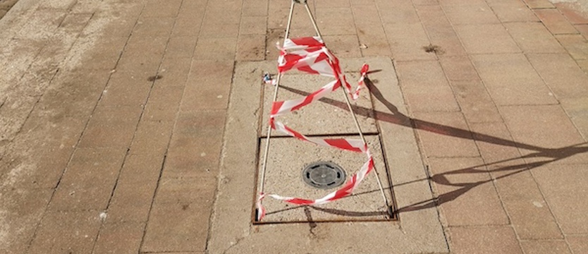 Zamiast wymienić ogrodzili taśmą