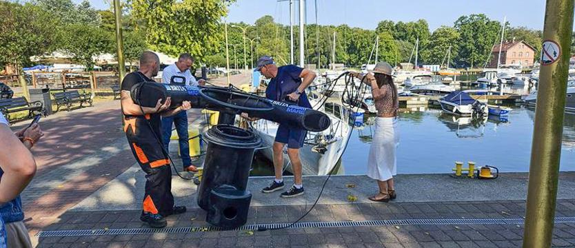 Specjalny kosz wyłowi śmieci wpływające do portu jachtowego w Świnoujściu
