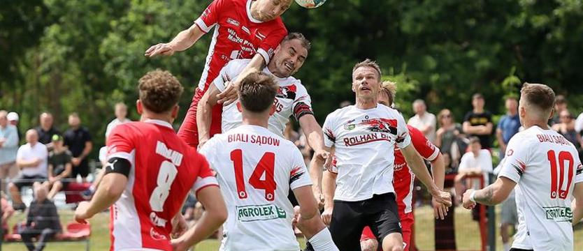 Piłka nożna. Ścisk na finiszu IV ligi, Biali pokonali Mirand