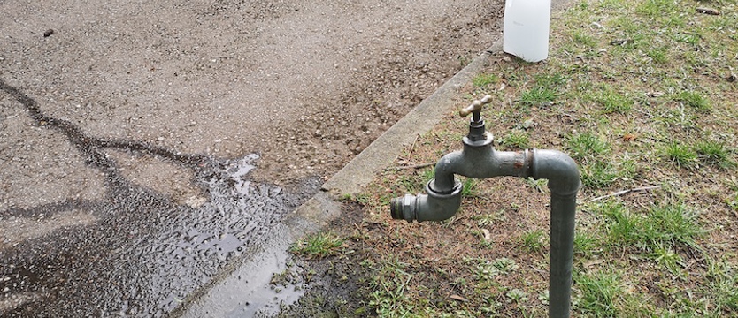 Średnica kranu większa od naczynia