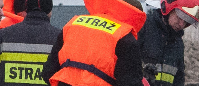 Samochód pod wodą w Wolinie. Trwa akcja strażaków