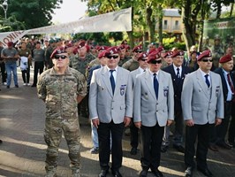 XII Festyn Komandosa. Odsłonięcie medali spadochroniarzy i defilada