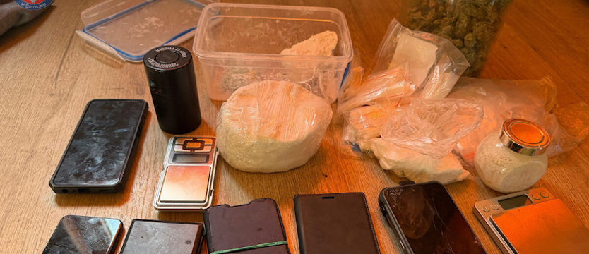 Sam otworzył bramkę i zapytał policjantów, czego potrzebują