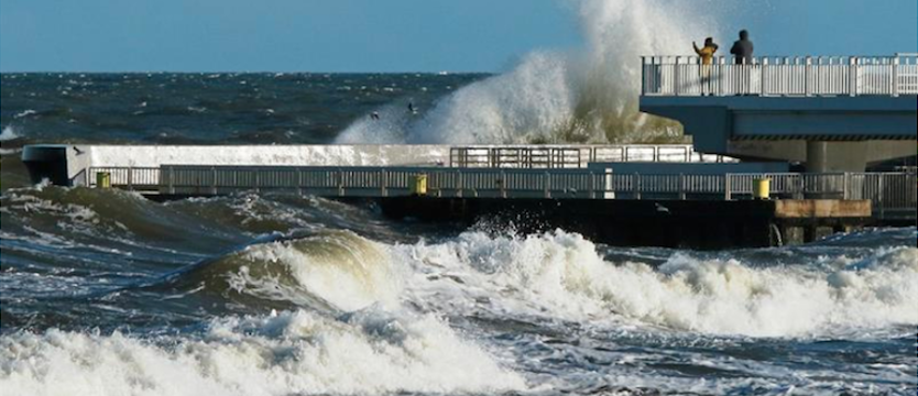 Sztorm zakłóca powroty ze świąt. Odwołano promy do Polski
