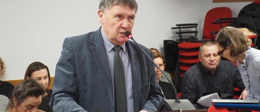 Coraz więcej pustych ławek. Ubywa uczniów, ale… nauczycieli trzeba wciąż więcej?