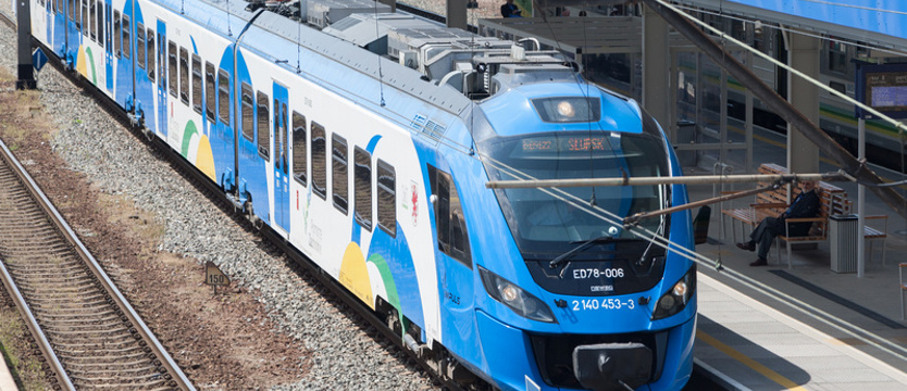 Kolej usuwa awarie po orkanie. Autobusy zamiast pociągów