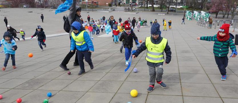 O autyzmie przez zabawę. Radosny happening na pl. Solidarności
