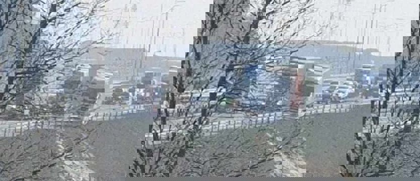 Na S3 samochód ciężarowy uderzył w bariery energochłonne