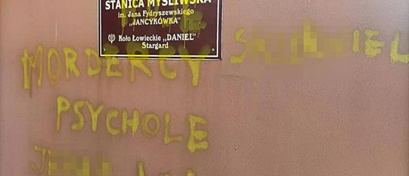Zniszczyli obiekt, ukradli poroża i wymalowali wulgarne napisy