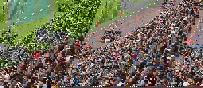 Piłka nożna. Kilka tysięcy osób na trybunach przy ul. Twardowskiego