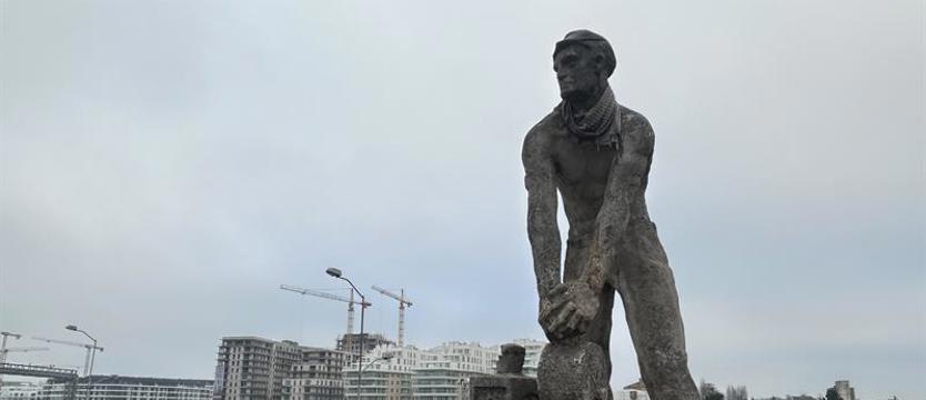 Kolejarz pęka. Szalik i czapka mu nie pomogą...