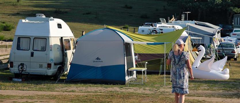 Namiot zamiast hotelu. Coraz więcej osób wybiera wakacje bliżej natury