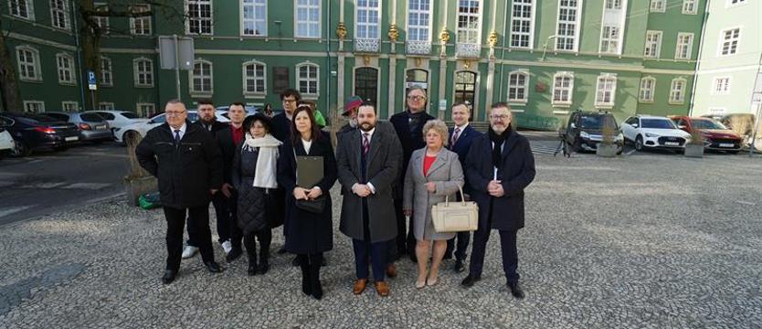 Konfederaci i Bezpartyjni Samorządowcy: uwolnić miasto od partyjnych układów