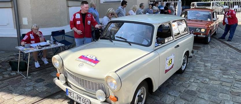 22. Rajd wzdłuż Zalewu Szczecińskiego. Przystanek na dziedzińcu muzeum