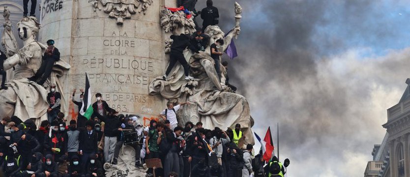 Wygenerowane przez AI obrazy podsycają dezinformację wokół protestów we Francji
