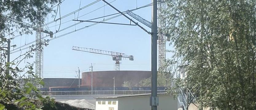 Otwieram okno i widzę bazę paliw (w budowie)