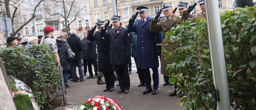 Narodowe Święto Niepodległości w Szczecinie: kwiaty pod popiersiem Marszałka Józefa Piłsudskiego