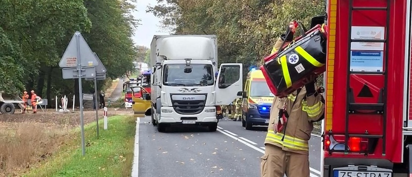 DK10 zablokowana po zderzeniu Renault Master z ciężarówką