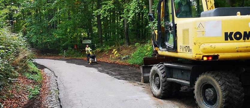 Trwa prowizoryczne poszerzenie drogi do Binowa
