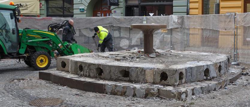 Rozbiórka fontanny na deptaku Bogusława