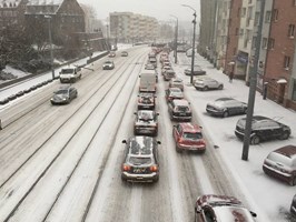 Śniegowe poślizgi w komunikacji, białe jezdnie w Szczecinie