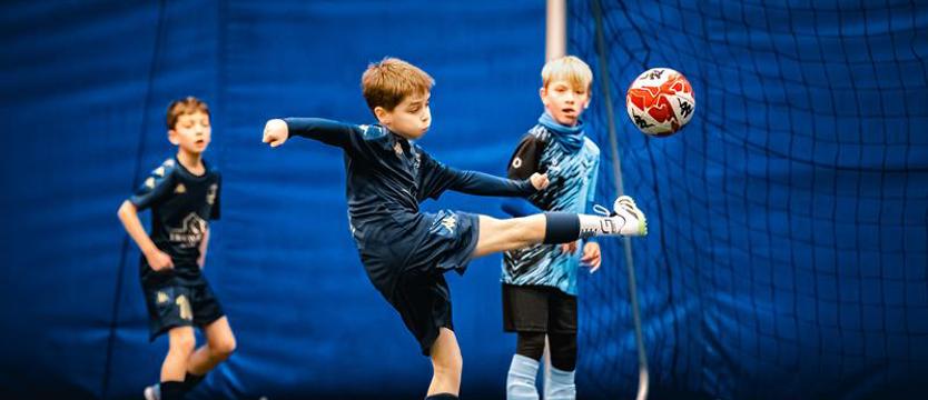 Piłka nożna. Trzej przyjaciele z boiska zapraszają