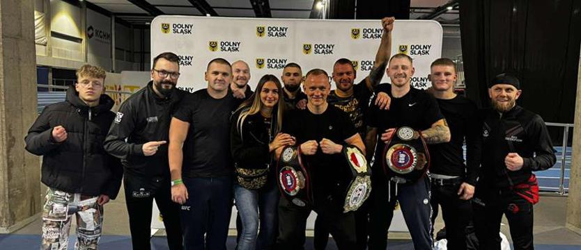 Boks. Skorpion z mistrzowskimi pasami