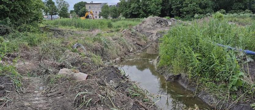Gigantyczne wysypisko w Przecławiu. Mieszkańcy alarmują, gmina rozpoczyna kontrole