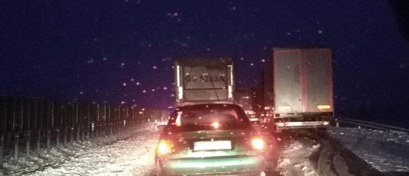 Ciężarówka uderzyła w bariery. Zablokowała przejazd na S6 za Nowogardem