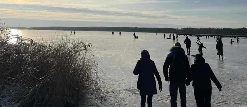 Śmiałkowie wchodzą na lód. Policja apeluje