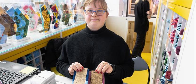 „Iskierki” za ladą. Kup skarpetki, wesprzyj działalność stowarzyszenia