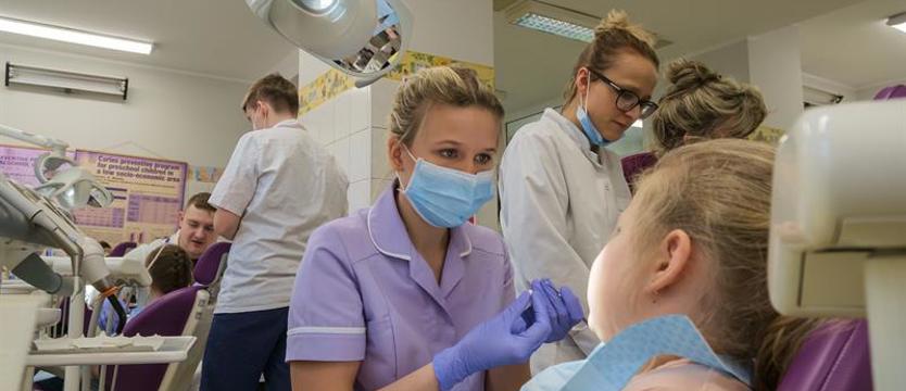 Uczeń bez próchnicy. Zajęcia plus badania