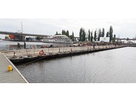 Powstaje most pontonowy, który połączy dwa brzegi Odry
