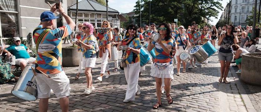 Samba w sercu Szczecina. Gorące rytmy i miejskie opowieści na deptaku