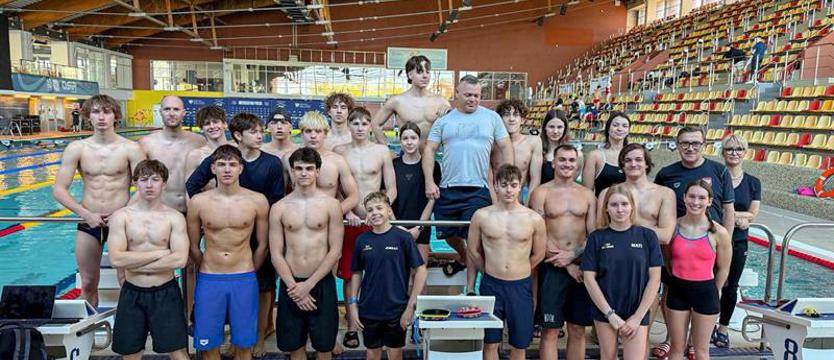 Pływanie. Trzy złota na początek