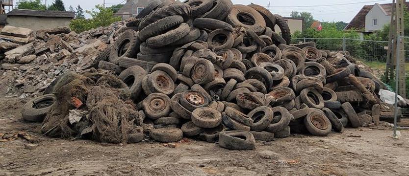 Budowa nowej przystani może się opóźnić… Przez lata narosła góra opon!