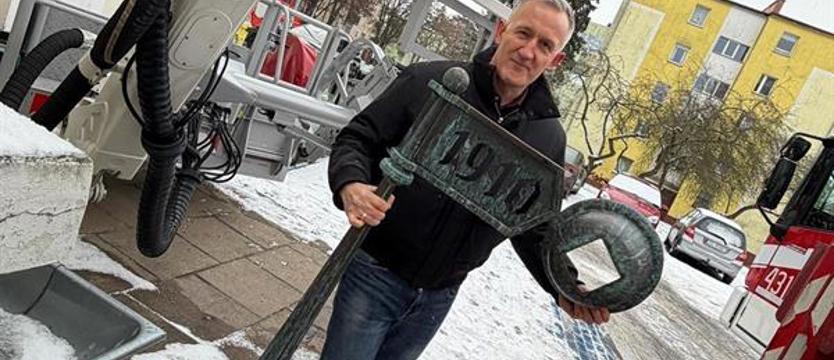 Śmiertelnie niebezpieczna iglica w Nowogardzie. Interweniowali strażacy, burmistrz obiecuje