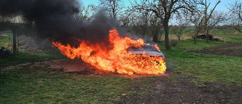 Samochód w ogniu w powiecie pyrzyckim