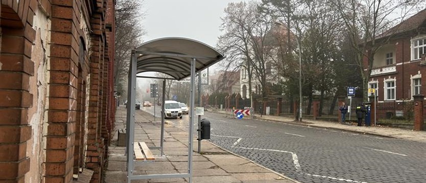 Montują nowe wiaty na przystankach w Szczecinie