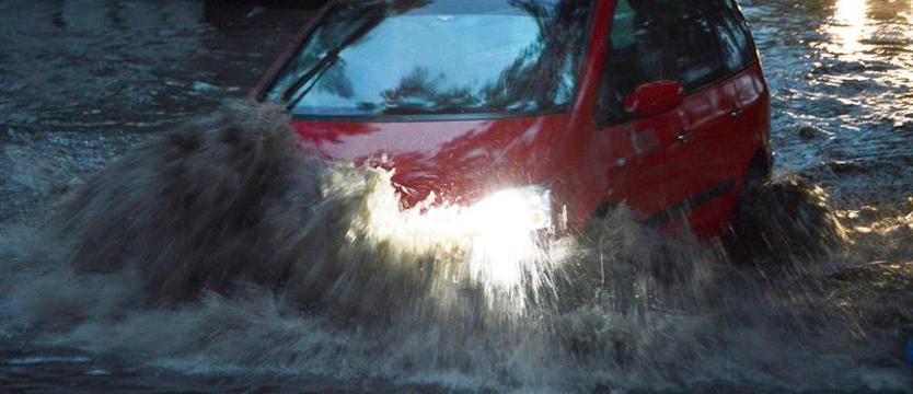 Woda roztopowa nadal blokuje przejazd S6 między węzłami Karwice a Sławno Zachód