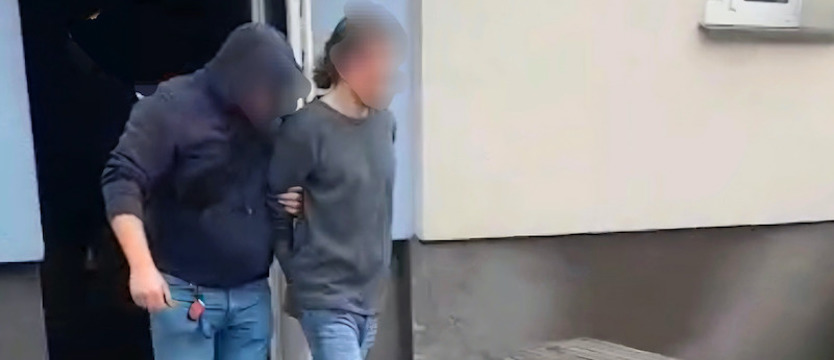 Mężczyzna podejrzany o zabójstwo rodziców zatrzymany w policyjnej akcji na S6 pod Nowogardem