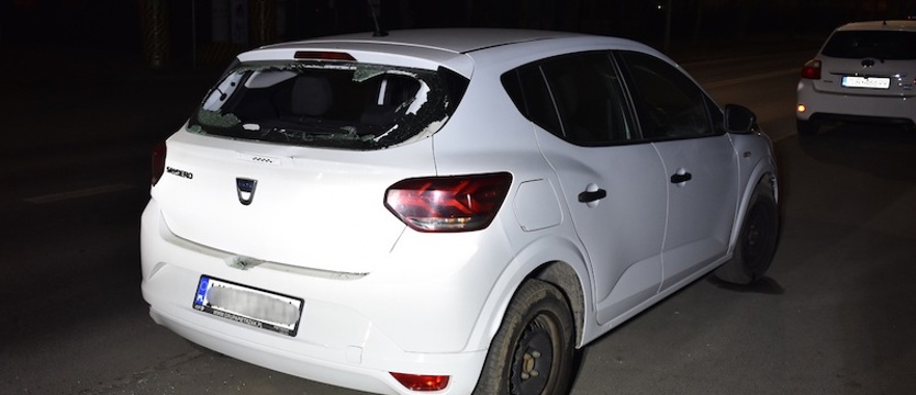 Wybijał szyby i kopał karoserię samochodów. Trafił na izbę wytrzeźwień